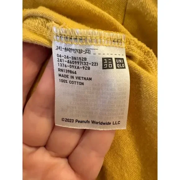 Uniqlo Peanuts Size Small Peanuts Gang Graphic Tee Snoopy Lucy Charlie Brown - Picture 4 of 5